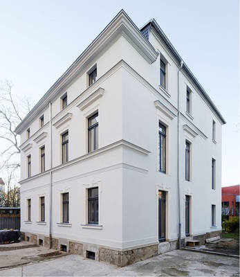 Aufgrund der denkmalgeschützten Fassade konnte das Gebäude bei der Sanierung nur von innen gedämmt werden.
