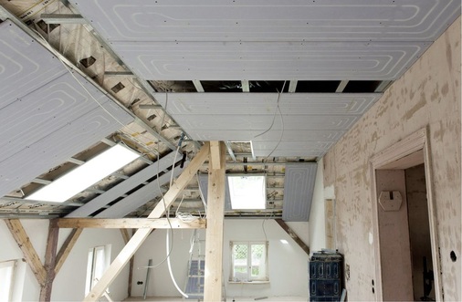 Im Dachgeschoss einer Jugendstil-Villa in Leipzig kam die Decken­heizung Uponor Renovis zum Einsatz, die der Hersteller speziell für die Altbau­sanierung entwickelt hat.