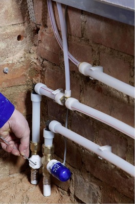 Die PE-Xa-Rohre werden beim Renovis-System mit den Fittings mit Quick & Easy-Technologie verbunden. Das ermöglicht eine schnelle und einfache Montage.