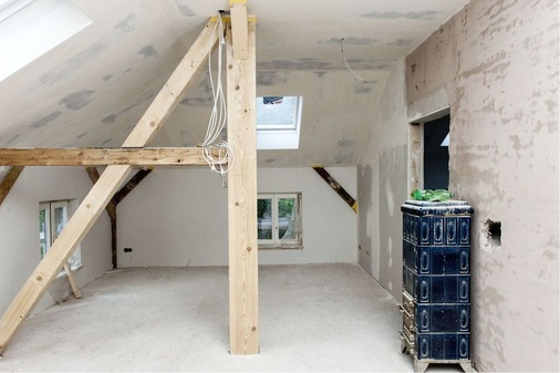 Die auf den Elementen aufgedruckten Rohrverläufe erleichtern die Montage von Leuchten und Luftauslässsen. Danach werden sie wie eine Gipskartonplatte weiterverarbeitet.