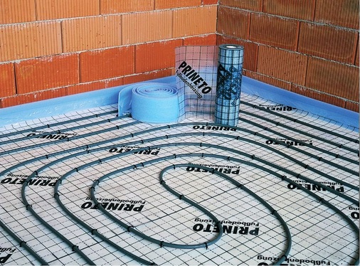 Tackersysteme erlauben eine variable Rohrverlegung und insbesondere im Altbau ermöglichen sie eine gute Anpassung an schwierige Raumgeometrien.