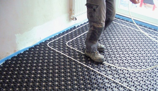 Auch bei der Altbausanierung gibt es viele Möglichkeiten zum Einbau von Fußbodenheizungen, hier: bifilare Verlegeform auf einer Noppenplatte.