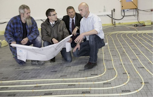 Auf der Münchner Baustelle (v.r.): Lars Eggen, Projektleiter des SHK-Betriebs Stingl, Sven Teich und Angelo Graziano von Viega, Jürgen Weber, SHK-Meister bei Stingl.