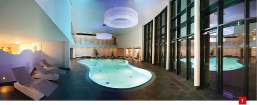 Zwei große LED-Leuchten im Fünf-Sterne-Spa-Bereich des Hotels Wehrle in Triberg. Die mächtigen Leuchten ändern in einem sanften Rhythmus ihre Lichtfarbe, während der Gast seine Runden schwimmt oder es sich auf den Liegen gemütlich macht. - © Hotel Wehrle
