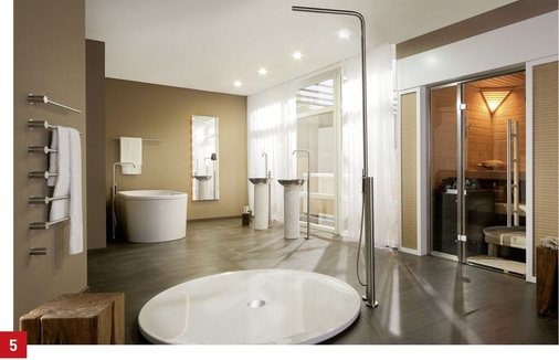 Hier hat die Firma Zierath die Beleuchtung eines Badezimmers mit Spiegelleuchten und Halogenspots ansprechend arrangiert. - © Zierath
