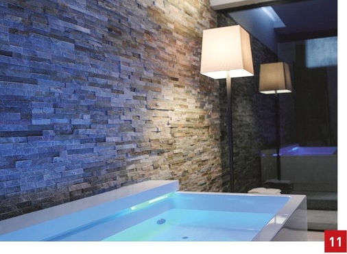 Der Einsatz einer Stehleuchte im ­Badezimmer lässt das Badezimmer sofort wohnlicher erscheinen. Achtung: Die Leuchte muss sich außerhalb der Schutzzone 2 befinden, da die meisten Stehleuchten einen 230-V-­Anschluss haben.