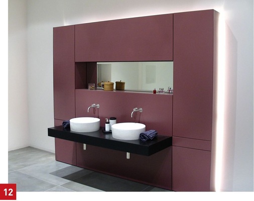 Indirekte Beleuchtung durch eine Lichtvoute bzw. hinterleuchtete vorgemauerte Wand. Auch die Betonung einer freistehenden Wanne im Raum durch ein Lichtband ist ein Highlight im Bad.