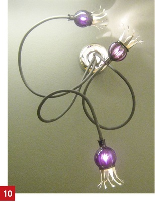 Kelchleuchte der Firma serien lighting. Der Kelch öffnet sich durch Erwärmung der Lichtquelle und wirkt wie eine sich öffnende Tulpe.