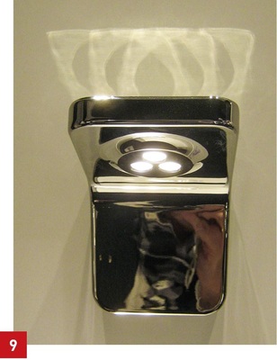 Badezimmerleuchte Vanitas der Firma Philips mit warmweißen LEDs (2700 K) und der Schutzart IP 44.