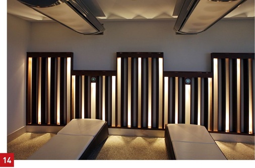 Auch im exklusiven Bad einsetzbar: Uplights im Bereich der Sonnenliegen im Spa-Bereich, hier im Triberger Hotel Wehrle.