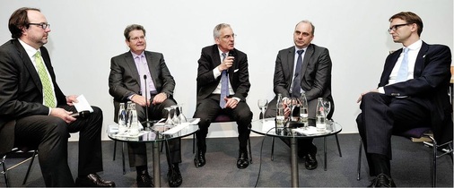 Branchendialog „Barrierefreies Bad“ auf der Messe IFH Nürnberg (v.r.): ZVSHK-Hauptgeschäftsführer Elmar Esser, Dr. Ralf von Briel (Lotter), Wilhelm Schuster (Richter+Frenzel), SHK-Unternehmer Eberhard Bürgel sowie Moderator Dirk Schlattmann (Chefredakteur SBZ).