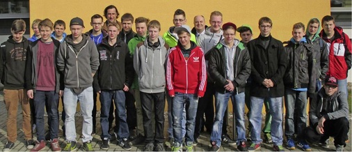 Die Teilnehmer des Erkenne-deine-Stärken-Camps in Kienbaum mit Olympia-Zehnkampf­sieger Christian Schenk (ganz hinten links) und HSW-Geschäftsführer Michael Gürtler.