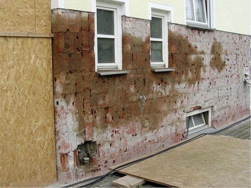 Heizöltanks können bei Hochwasser Probleme bereiten — hier eine Wand mit Ölflecken in Passau nach dem Jahrhunderthochwasser. Gefahren gehen ebenso bei Überschwemmungen von Li-Ion-Batterien aus.