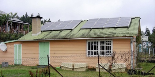 Stationäre Blei-Säure-Batterien haben sich weltweit als Stromspeicher für Photovoltaikanlagen und dieselbetriebene Stromaggregate bewährt, wie hier auf der Insel La Réunion im Indischen Ozean.