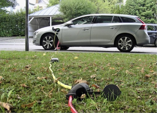 Wer bei LithiumIonen-Energie­speichern sicher ­gehen will, verwendet Zellen, wie sie auch in der Automobil­indus­trie eingesetzt werden. Diese sind mit Sicherheit zertifiziert.