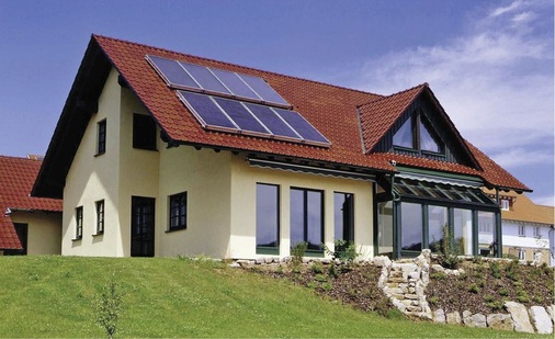 Thermische Solarsysteme sammeln die Sonnenenergie über Kollektoren auf dem Hausdach, auf Ständern im Garten oder an der Wand und nutzen sie zur Warmwasserbereitung.