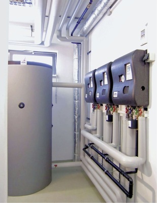 Durchfluss-Trinkwassererwärmung für Duscheinrichtungen in einer Sportstätte mit drei als Kaskadenanlage betriebenen Frischwarmwasserstationen. Die Anlage erfüllt sowohl den Schutz vor Verbrühungsgefahr als auch vor Legionellen.