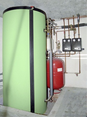 Wird das Trinkwasser innerhalb des Solarspeichers in einem Tank oder Wärmetauscher erwärmt, muss die Warmwasser­temperatur am Speicheraustritt durch ein thermostatisches ­Mischventil begrenzt werden.