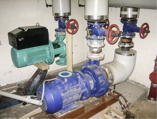 Die obligatorische Uraltpumpe, die bei einem Beitrag wie diesem nicht fehlen darf — auch wenn die Beispiele aus dem Bereich Heizkessel oft noch spektakulärer sind.