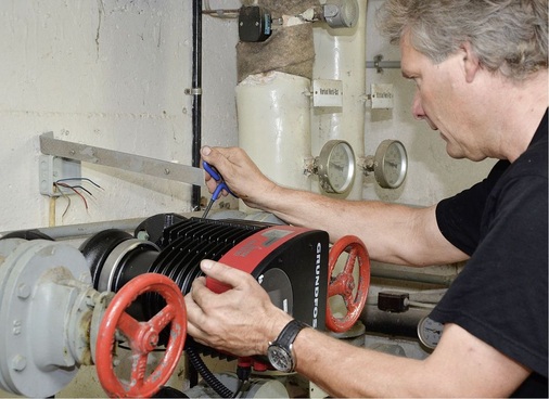 Für einen bequemen Einbau in die Heizungsanlage lässt sich der Pumpenkopf der Magna3 per Spannring lösen und ausrichten.