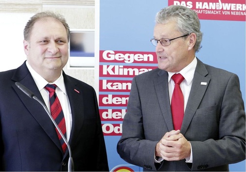 Gemeinsam für ein starkes Handwerk (v.l.): Hans Peter Wollseifer, neuer Präsident des Zentralverbandes des Deutschen Handwerks, und ZV-Präsident Manfred Stather.