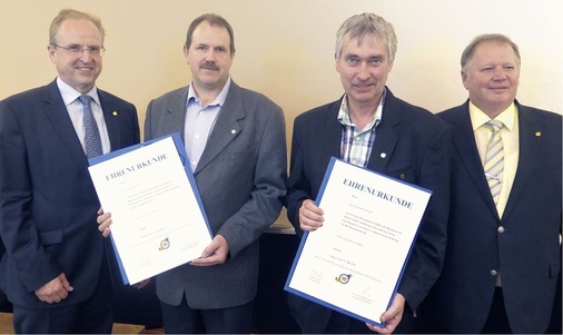 Aus den Händen von Hauptgeschäftsführer Dr. Hans-B. Klein (l.) und dem Vorsitzenden Joachim Butz (r.) erhielten Kurt Heidmann von der Innung Stuttgart-Böblingen (2.v.l) und ­Joachim Rembold von der Innung Aalen (2.v.r.) die silberne Ehrennadel des Fachverbandes.