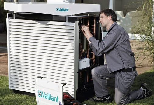 Der Werkskundendienst ermöglicht spezielle Geschäftsmodelle, ­indem er zum Beispiel die Inbetriebnahme für Handwerker übernimmt, die sich auf Planung und Installation spezialisiert haben.