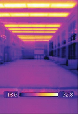 Diese Aufnahme des Wärmebilds zeigt die Temperaturverteilung in einer beheizten Halle.