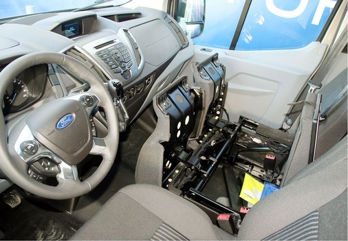 Die Beifahrerplätze sind mit Staufächern und Klapptisch funktional. Das Lenkrad wirkt durch Tasten für Zusatzfunktionen überfrachtet.