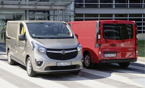 Typische Chromspange: Zwischen markanten Scheinwerfern darf beim Opel Vivaro die markante Zierleiste nicht fehlen. Auf den Buckel über dem Fahrerhaus verzichtete man jetzt.