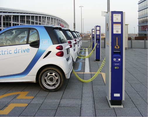 Die geplante flächen­deckende Versorgung mit Lade­stationen für Elektro­fahrzeuge soll auch zu ­positiven Rückkopplungen auf den Markt für kleine KWK-­Anlagen führen.