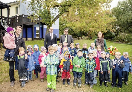 Übergabe der Heizungsanlage: (v.l.) Geschäftsführer Fabian Rühle, ­VaillantVerkaufsleiter Tobias Winkler für ­Thüringen-Sachsen, Verkaufsberater Uwe Czonz, Leiterin Katharina Langer mit der Kinderschar.