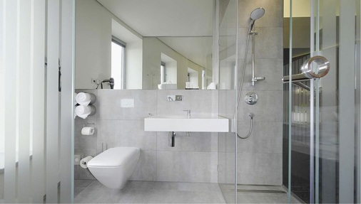 Die in einem ­separaten Bereich untergebrachten Badezimmer des Scala-Hotels sind ­luxuriös ­ausgestattet. Für räumliche ­Trennung sorgen ­Glaswände. - © Sanit
