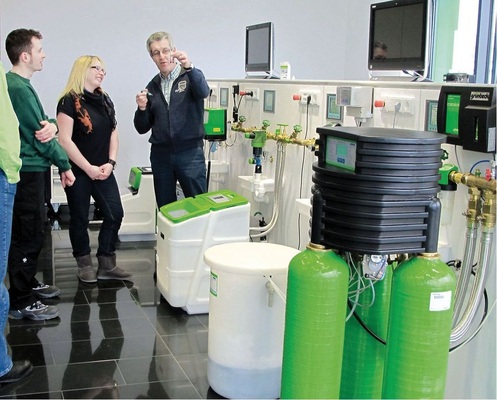 Für den Schutz vor Kalkablagerungen in Trinkwasserinstallationen stehen verschiedene Verfahren zur Auswahl. Zur Bestimmung des geeigneten Verfahrens sind auch die Wünsche des Kunden maßgebend.