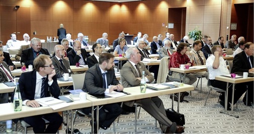 Bundesweiter Diskussionsbedarf: Vertreter des SHK-Handwerks sowie der Versorgungsunternehmen für Gas und Wasser trafen sich am 2. Juli 2014 in Köln, um sich auf gemeinsame Leitlinien zu verständigen.