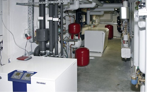 Die Luft-Sole/Wasser-Hybrid-Wärmepumpe Thermselect versorgt die Appartments mit Warmwasser und steht ergänzend auch für den Heizbetrieb zur Verfügung.