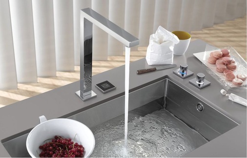 Dornbracht überträgt die Hausautomation mit Smart Water auf Küche und Bad — und eröffnet damit interessante ­Perspektiven. Wasserausgabe, -dosierung und -temperatur sowie Exzenter­betätigung werden bei eUnit Kitchen zusammengeführt.