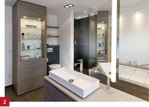 Beispiel für die Lichtgestaltung eines Grundlichts (Licht zum Sehen — ambient luminescence) in einem Badezimmer mit Downlights, die als ein sogenanntes Pärchen zusammengefasst sind. Zwei Downlights werden durch einen Rahmen als Einheit verbunden.