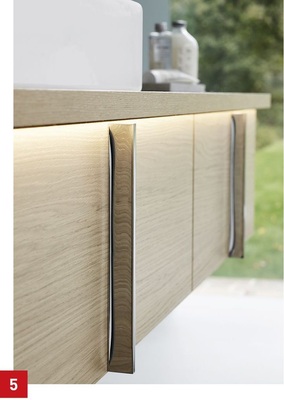 Beispiel für die Umsetzung des Lichtkonzeptes für „Licht zum Hinsehen“ (focal glow) mit einer indirekten Beleuchtung durch ein LED-Band bei der Möbelserie Vero von Duravit.