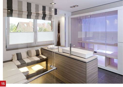 Blick in das realisierte Bad. Hier sieht man noch einmal die Grundbeleuchtung mit den Pärchen, aber auch sehr gut die Akzentuierung des Sitzbereiches durch eine indirekte Beleuchtung.