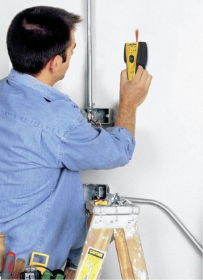 Über eine Lichtmarkierung oder ein Loch für einen Stift kann die Lage einer Leitung oder der Unterkonstruktion markiert werden.