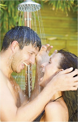 Duschen kann Spaß machen und mit Regenwasser zudem noch umweltfreundlich geschehen. - © Intewa
