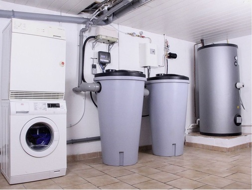 Grauwasserrecycling-System inkl. Wärmespeicher. Die Waschmaschine ist an das Regenwassernetz angeschlossen.