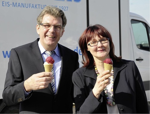 Florida-Eis-­Geschäftsführer Olaf Höhn mit Geschäftspartnerin Simone Gürgen. Die Energie für die Produktion kommt von Sonne, Wind und Holzpellets.