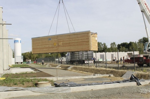 Anlieferung der Heizzentrale mit einem Tieflader. Innerhalb eines Arbeitstages war der Container installiert und an das Heizsystem angepasst.