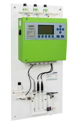 Automatische Mess- und Regelanlagen wie die Geno-CPR-tronic 02 von Grünbeck überprüfen und korrigieren permanent die Wasserwerte.