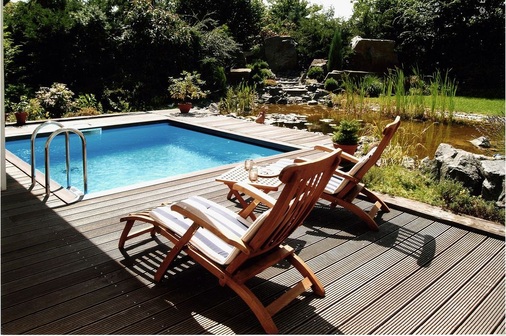 Wer liegt nicht gerne an einem schönen Nachmittag nach getaner Arbeit auf einer Liege am Pool und genießt das Leben?