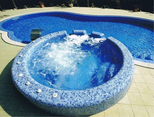 Ein Whirlpool bringt erfrischende Kühle an heißen Tagen und wohlige, stets gleichbleibende Wärme auch im Winter.