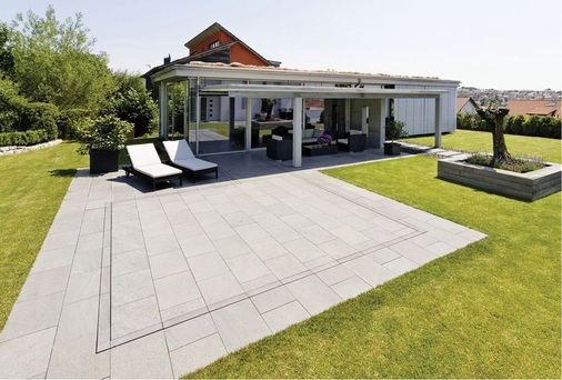 Auf Knopfdruck senkt sich der Boden des Pools ab und der Ausschwimmkanal entsteht.