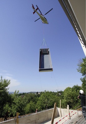 Dieser Pool musste aufgrund der exklusiven Lage per Heli­kopter transportiert werden.